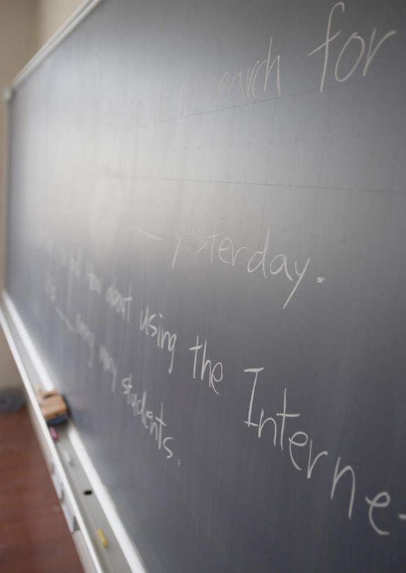 无人,学校,竖图,室内,特写,白天,正面,静物,一排,许多,阴影,整齐,反射,英文,标志,文字,影子,字符,字母,标识,校园,排列,黑板擦,黑板,教室,教学,英文字母,队列,耐磨,教学黑板,粉笔擦,彩图