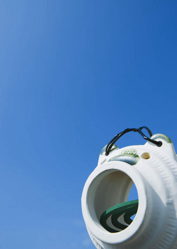 无人,竖图,室外,特写,白天,正面,静物,阴影,日本文化,光线,蚊香猪,影子,蚊香架,文化,一个,蓝色,白色,蓝天,天空,阳光,天,晴朗,单个,和风,万里无云,晴空,晴空万里,彩图,蚊取豚,香薰器,小猪香炉,传统文化