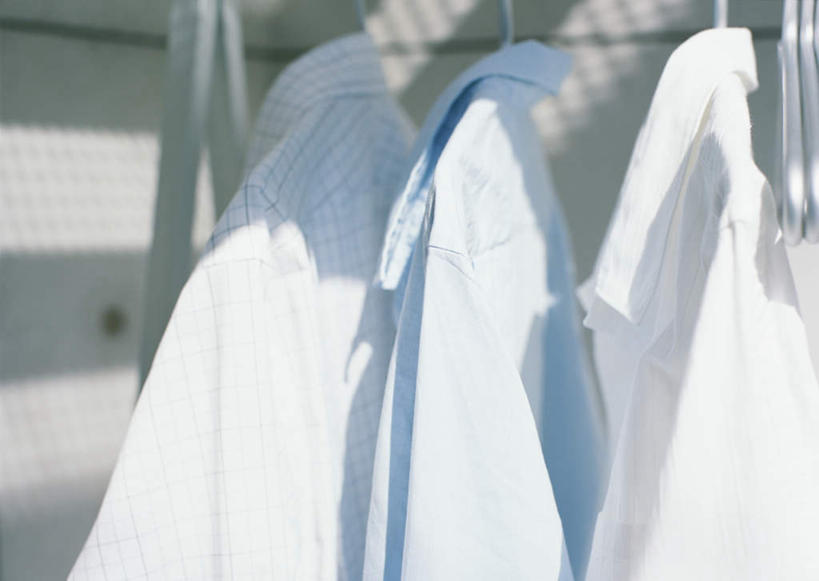 无人,横图,室内,特写,白天,正面,衬衫,柜子,静物,一排,吊挂,悬挂,阴影,不锈钢,服装,朦胧,模糊,整齐,光线,不锈钢制品,影子,挂,排列,衣服,蓝色,白色,阳光,夹子,衣橱,三件,服饰,衣着,穿着,队列,衣夹,更衣橱,衣饰,彩图,衬衣