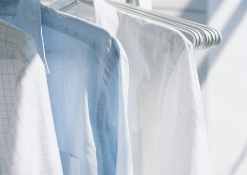 无人,横图,室内,特写,白天,正面,衬衫,柜子,静物,一排,吊挂,悬挂,阴影,不锈钢,服装,朦胧,模糊,整齐,光线,不锈钢制品,影子,挂,排列,衣服,蓝色,白色,阳光,夹子,衣橱,三件,服饰,衣着,穿着,队列,衣夹,更衣橱,衣饰,彩图,衬衣