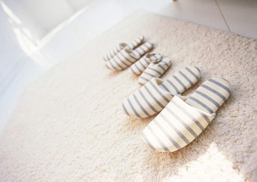 无人,横图,俯视,室内,特写,白天,地毯,静物,鞋子,三双,一排,阴影,条纹,整齐,装饰,编织,反射,影子,手工艺品,织物,排列,工艺品,拖鞋,华丽,修饰,点缀,队列,衬托,美观,雅致,雅观,彩图,高角度拍摄