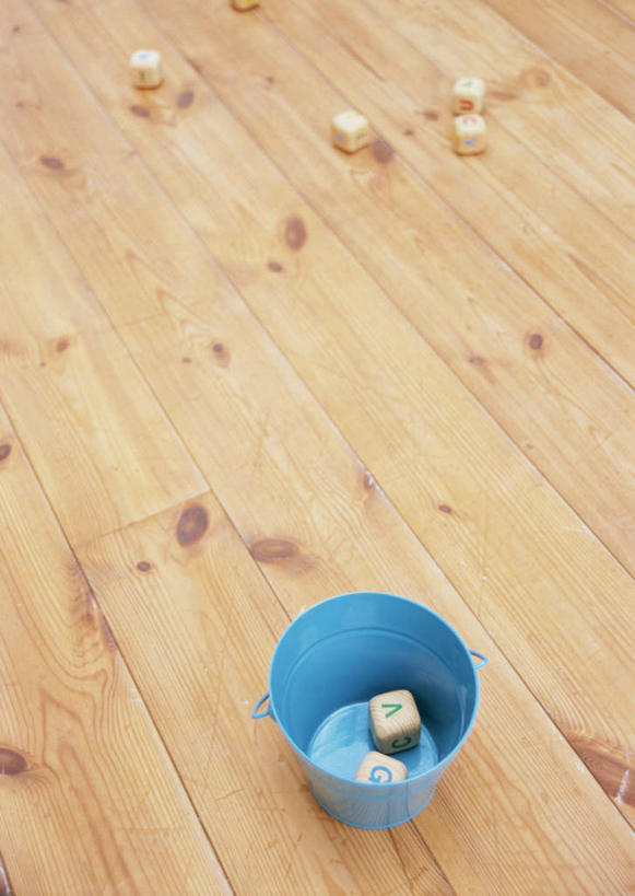 无人,竖图,俯视,室内,特写,白天,游戏,智慧,地板,静物,玩具,桶,塑料,地面,玩,娱乐,木地板,一个,蓝色,容器,塑料制品,休闲,积木,益智,单个,活动,储藏,塑料桶,思维,储存,发泄,消遣,智力,想象,宣泄,玩耍,嬉戏,彩图,高角度拍摄,贮存