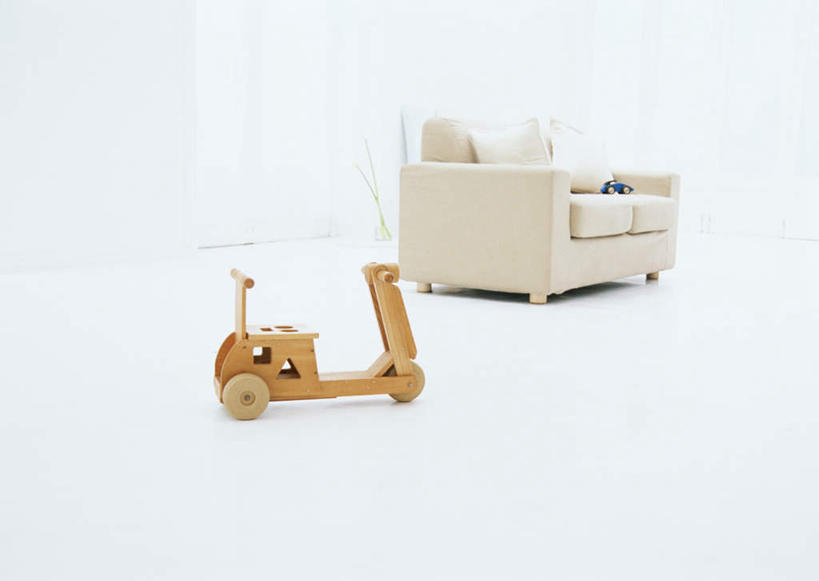 无人,客厅,横图,室内,白天,正面,游戏,沙发,玩具,瓷砖,地砖,墙,三轮车,地面,玩,娱乐,墙壁,墙面,车,脚踏车,白色,交通工具,休闲,益智,活动,起居室,发泄,消遣,智力,载具,布艺沙发,宣泄,客堂,玩耍,嬉戏,彩图