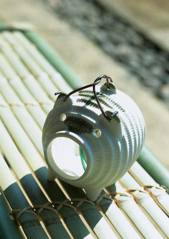 无人,竖图,俯视,室外,特写,白天,纯洁,竹子,静物,阴影,日本文化,光线,木制,板凳,蚊香猪,影子,凳子,蚊香架,文化,一个,阳光,木制品,单个,高雅,和风,奉献,质朴,正直,担当,竹,彩图,高角度拍摄,蚊取豚,香薰器,小猪香炉,奋进,操守,四君子,岁寒三友,性坚,虚怀,虚心,传统文化,善群,卓尔