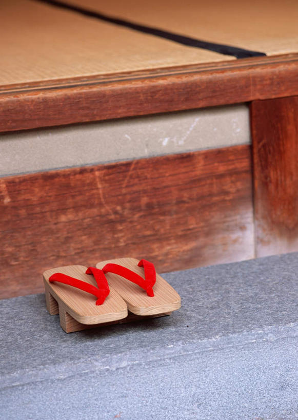 无人,竖图,俯视,室内,特写,白天,楼梯,静物,鞋子,一双,朦胧,模糊,阶梯,塌塌米,榻榻米,木屐,台阶,红色,木鞋,叠席,彩图,高角度拍摄,人字拖,人字拖鞋