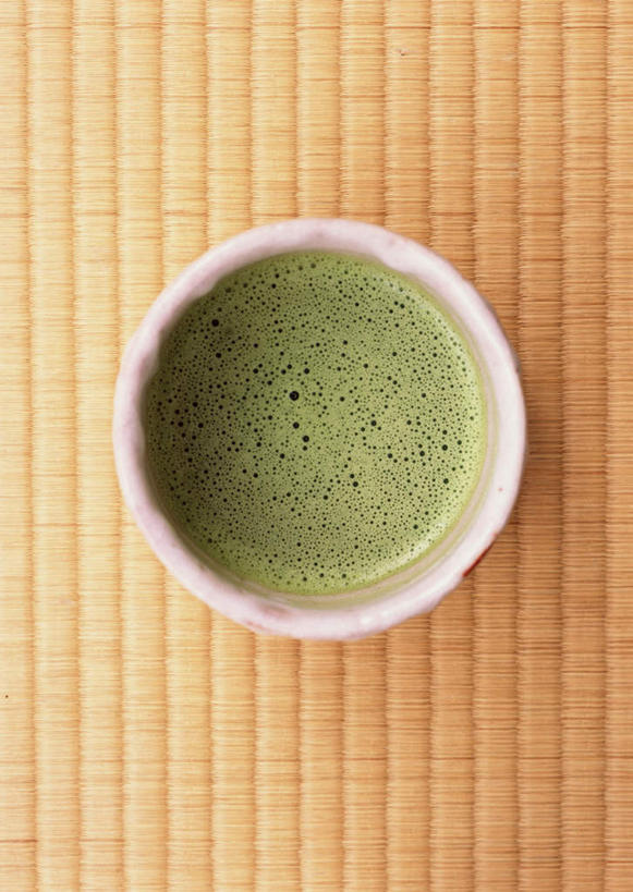 无人,竖图,俯视,室内,特写,白天,幸福,茶,杯子,陶瓷,绿茶,抹茶,茶叶,陶瓷制品,塌塌米,榻榻米,一杯,娱乐,一个,水杯,享受,休闲,温馨,放松,乐趣,单个,提神,舒适,醒脑,叠席,茶杯,彩图,高角度拍摄,不发酵茶,苦茗