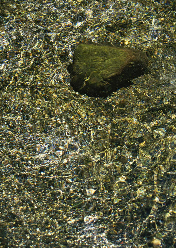 无人,公园,竖图,俯视,室外,特写,白天,旅游,度假,湖,湖泊,石头,美景,水,日本,亚洲,波纹,石子,湖面,景观,水流,水面,涟漪,娱乐,倒影,水纹,自然,波浪,湖水,享受,休闲,景色,放松,倒映,自然风光,东亚,日本国,九州本岛,九州,九州岛,九州地方,水晕,熊本,熊本县,反照,石块,岩石,彩图,高角度拍摄,阿苏郡,高森町,高森涌水隧道公园