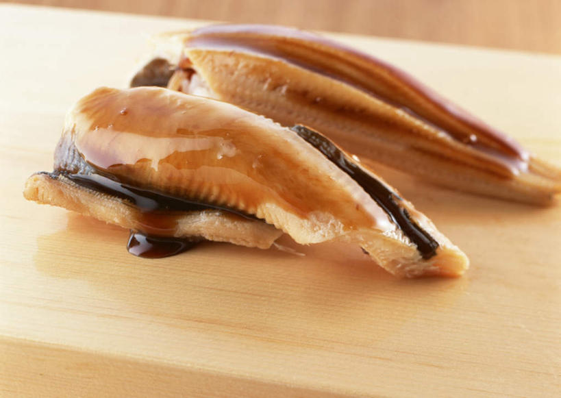 米饭,鳗鱼,寿司,无人,横图,俯视,室内,特写,白天,烹饪,餐桌,桌子,鳗鲡,阴影,反射,木制,影子,调料,肉,鱼肉,日本料理,料理,食品,饭,调味品,调味料,酱油,菜肴,美食,肉类,食物,木制品,日式料理,日式,佳肴,餐台,康吉鳗,五谷,手握寿司,醋饭,肉食,河鳗,握寿司,押寿司,白鳗,青鳝,风馒,四喜饭,豉油,白鳝,彩图,高角度拍摄