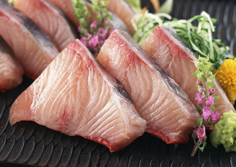 海鲜,生鱼片,芥末,无人,横图,俯视,室内,特写,白天,烹饪,餐桌,桌子,餐具,一排,许多,阴影,整齐,装饰,盛开,反射,鱼,碟子,盘,影子,肉,鱼肉,日本料理,鱼片,料理,食品,花蕾,水产,菜肴,美食,肉类,鱼类,海洋生物,花,花瓣,花朵,鲜花,食物,排列,黄色,紫色,盘子,碟,日式料理,花苞,花蕊,日式,佳肴,餐台,华丽,修饰,点缀,队列,水生动物,海产品,水生物,肉食,海底动物,山葵,衬托,美观,雅致,雅观,泽山葵,溪山葵,芥子末,山嵛菜,芥辣粉,哇沙比,辣根,沙西米,鰤,鰤鱼,彩图,高角度拍摄,刺身