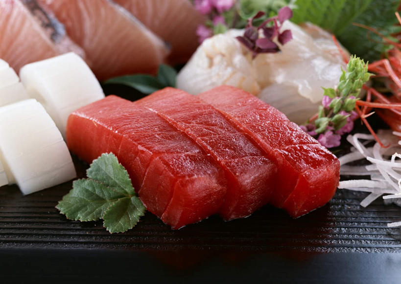 海鲜,生鱼片,无人,横图,俯视,室内,特写,白天,烹饪,餐桌,桌子,鱿鱼,餐具,一堆,许多,阴影,堆叠,堆积,朦胧,模糊,装饰,盛开,反射,鱼,碟子,盘,影子,肉,鱼肉,日本料理,鱼片,料理,食品,鲷鱼,鲔鱼,花蕾,水产,金枪鱼,菜肴,美食,肉类,鱼类,海洋生物,花,花瓣,花朵,鲜花,食物,盘子,碟,日式料理,花苞,花蕊,日式,佳肴,餐台,堆,华丽,修饰,鲷,加吉鱼,铜盆鱼,真鲷,点缀,吞拿鱼,水生动物,海产品,水生物,肉食,红鲷,海底动物,衬托,美观,雅致,雅观,班加吉,加真鲷,沙西米,红加吉,鰤,鰤鱼,柔鱼,枪乌贼,彩图,高角度拍摄,刺身