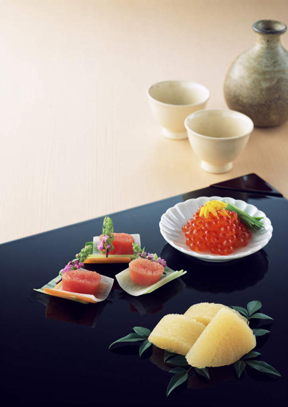 海鲜,清酒,无人,竖图,俯视,室内,特写,白天,烹饪,餐桌,桌子,杯子,餐具,一堆,许多,阴影,堆叠,堆积,反射,碟子,盘,影子,陶瓷,鲱鱼子,鱼卵,日本料理,料理,食品,陶瓷制品,酒类,鱼籽,水产,鲑鱼卵,菜肴,美食,海洋生物,酒,酒瓶,食物,饮料,两个,盘子,瓶子,水杯,碟,日式料理,日式,佳肴,餐台,堆,水生动物,海产品,水生物,海底动物,茶杯,彩图,高角度拍摄,鳕鱼子