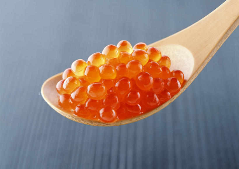 无人,横图,俯视,室内,特写,白天,烹饪,餐桌,桌子,一堆,许多,阴影,堆叠,堆积,朦胧,模糊,反射,木制,滤器,影子,勺子,鱼卵,日本料理,料理,食品,鱼籽,鲑鱼卵,菜肴,美食,食物,一个,黄色,木制品,日式料理,日式,佳肴,单个,餐台,堆,漏勺,彩图,高角度拍摄