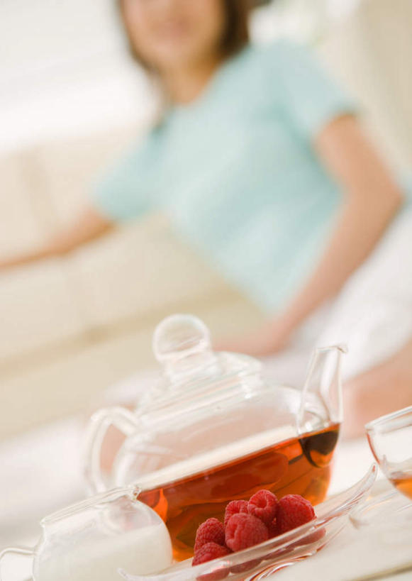 点心,东方人,一个人,客厅,坐,笑,微笑,露齿笑,竖图,室内,白天,正面,幸福,植物,茶,窗户,地毯,沙发,杯子,餐具,玻璃,亚洲,仅一个年轻女性,仅一个女性,仅一个人,服装,朦胧,模糊,装饰,编织,碟子,壶,盘,盆栽,手工艺品,茶叶,食品,盆景,织物,饮品,话梅,休闲装,黄种人,娱乐,玻璃窗,玻璃制品,水壶,食物,衣服,绿色,自然,盘子,茶壶,容器,水杯,工艺品,碟,零食,花茶,享受,休闲,温馨,休闲服,放松,乐趣,保健,养生,服饰,生长,成长,华丽,修饰,点缀,花草茶,起居室,舒适,布艺沙发,梅子,衬托,美观,雅致,雅观,香花茶,香片,熏花茶,客堂,年轻女性,女人,女性,亚洲人,茶杯,坐着,半身,彩图,黄梅