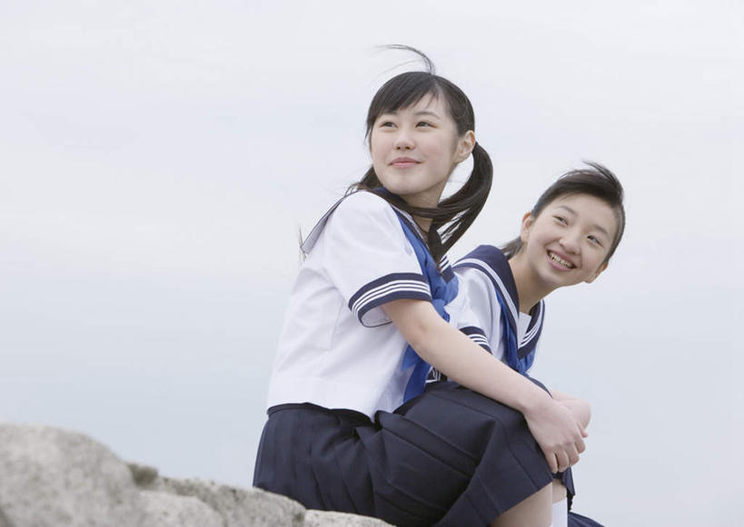 东方人,两个人,伙伴,朋友,坐,笑,微笑,露齿笑,横图,室外,白天,侧面,制服,友谊,亚洲,阴影,服装,光线,影子,扭头,注视,黄种人,领巾,堤坝,蓝色,蓝天,天空,阳光,天,观察,看,转头,同学,校服,晴朗,观看,察看,校友,关注,水手服,学生服,万里无云,同窗,学友,友情,年轻女性,女人,女性,亚洲人,晴空,晴空万里,坐着,半身,彩图,领饰,女生校服,女子校服,日本校服,水兵服,防洪堤