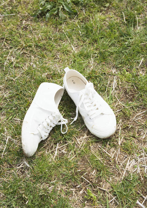 无人,竖图,俯视,室外,特写,白天,草地,草坪,植物,鞋子,一双,草,绿色,白色,休闲鞋,板鞋,彩图,高角度拍摄