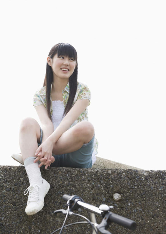 东方人,一个人,坐,笑,盘腿,微笑,露齿笑,竖图,室外,白天,仰视,石头,自行车,亚洲,仅一个年轻女性,仅一个女性,仅一个人,服装,石子,墙,注视,休闲装,黄种人,堤坝,墙壁,墙面,车,脚踏车,衣服,天空,交通工具,天,观察,看,休闲,休闲服,服饰,观看,察看,关注,载具,年轻女性,女人,女性,亚洲人,石块,岩石,盘腿而坐,盘膝,盘着腿的,盘着腿坐,双腿交叉,坐着,彩图,低角度拍摄,全身,防洪堤
