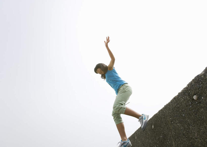 东方人,一个人,跳,伸展双臂,横图,室外,白天,仰视,石头,亚洲,仅一个年轻女性,仅一个女性,仅一个人,服装,石子,墙,半空,注视,休闲装,黄种人,堤坝,墙壁,墙面,衣服,蓝色,天空,天,观察,看,休闲,休闲服,服饰,观看,察看,关注,年轻女性,女人,女性,亚洲人,石块,岩石,敞开双臂,伸开双臂,跳跃,展开双肩,张开手臂,张开双臂,彩图,低角度拍摄,全身,防洪堤