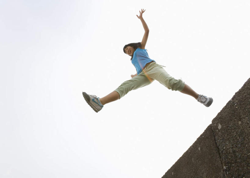 东方人,一个人,跳,伸展双臂,横图,室外,白天,仰视,石头,亚洲,仅一个年轻女性,仅一个女性,仅一个人,服装,石子,墙,半空,注视,休闲装,黄种人,堤坝,墙壁,墙面,衣服,蓝色,天空,天,观察,看,休闲,休闲服,服饰,观看,张开双腿,察看,关注,展开双腿,年轻女性,女人,女性,亚洲人,石块,岩石,敞开双臂,伸开双臂,跳跃,展开双肩,张开手臂,张开双臂,彩图,低角度拍摄,全身,防洪堤,伸展双腿