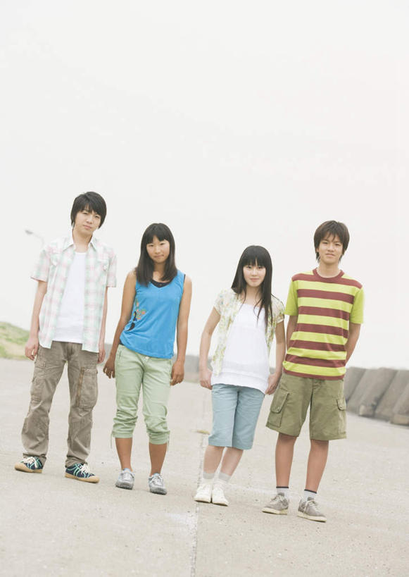 东方人,四个人,伙伴,朋友,站,竖图,室外,白天,正面,友谊,草地,草坪,石头,植物,道路,路,公路,亚洲,一排,服装,整齐,石子,墙,交通,注视,休闲装,黄种人,堤坝,墙壁,墙面,草,排列,衣服,绿色,天空,天,观察,看,站着,休闲,休闲服,服饰,观看,察看,队列,关注,友情,男人,男性,年轻男性,年轻女性,女人,女性,亚洲人,石块,马路,站立,彩图,全身,防洪堤