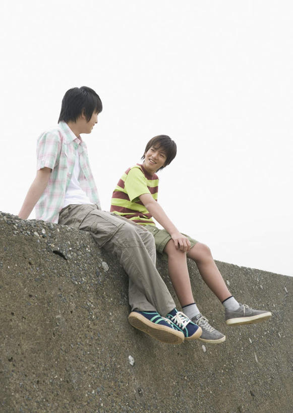 东方人,两个人,伙伴,朋友,坐,笑,微笑,露齿笑,竖图,室外,白天,仰视,友谊,石头,亚洲,服装,石子,墙,扭头,注视,休闲装,黄种人,堤坝,相视,墙壁,墙面,衣服,天空,天,观察,看,转头,休闲,面对面,休闲服,服饰,观看,对视,察看,互视,关注,相对,相看,友情,男人,男性,年轻男性,亚洲人,石块,坐着,彩图,低角度拍摄,全身,防洪堤