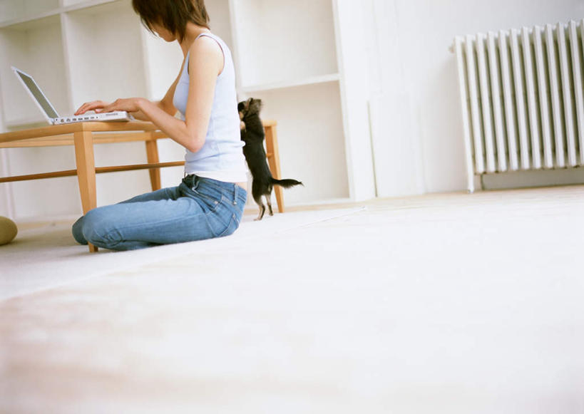 东方人,一个人,坐,盘腿,横图,室内,白天,侧面,电脑,笔记本电脑,地板,桌面,桌子,宠物,狗,亚洲,仅一个年轻女性,仅一个女性,仅一个人,敲打,服装,裤子,朦胧,模糊,网络,木制,背心,墙,吉娃娃,地面,牛仔裤,黄种人,输入,通讯设备,木地板,墙壁,墙面,一只,衣服,白色,动物,木制品,打字,温暖,可爱,服饰,保暖,点击,敲击,无线,衣着,御寒,穿着,通信设备,无线网络,无线上网,便携式电脑,忠诚,芝娃娃,奇娃娃,吉娃娃犬,齐花花,衣饰,电火桶,电暖器,电热膜电暖炉,木制型电暖炉,实木取暖器,按键,手提电脑,年轻女性,女人,女性,亚洲人,犬,盘腿而坐,盘膝,盘着腿的,盘着腿坐,双腿交叉,坐着,半身,彩图