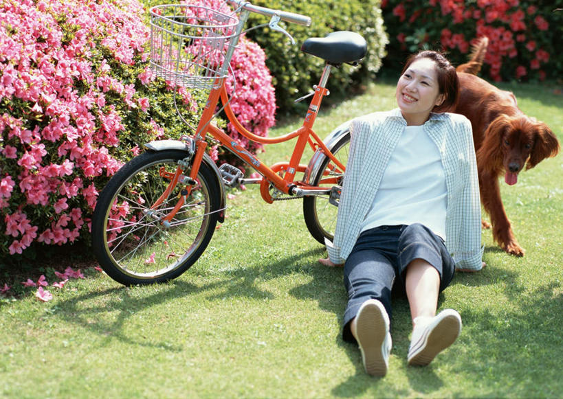 东方人,一个人,笑,微笑,横图,室外,白天,正面,草地,草坪,植物,自行车,宠物,狗,亚洲,仅一个年轻女性,仅一个女性,仅一个人,一辆,阴影,服装,朦胧,模糊,盛开,光线,影子,花蕾,注视,休闲装,黄种人,车,脚踏车,草,花,花瓣,花朵,鲜花,树,树木,一只,衣服,绿色,阳光,自然,动物,交通工具,花苞,花蕊,观察,看,靠,靠着,休闲,休闲服,可爱,服饰,生长,成长,观看,察看,关注,载具,忠诚,英国蹲猎犬,英国塞特犬,英国雪达犬,蹲猎犬,塞特犬,雪达犬,年轻女性,女人,女性,亚洲人,犬,彩图,全身