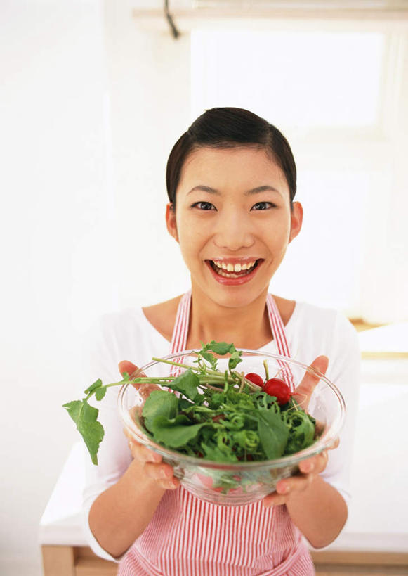 东方人,一个人,站,笑,微笑,露齿笑,竖图,室内,白天,正面,植物,厨房,蔬菜,叶子,玻璃,亚洲,仅一个年轻女性,仅一个女性,仅一个人,握,服装,朦胧,模糊,新鲜,围裙,纹理,食品,绿叶,拿,甜菜,拿着,注视,休闲装,黄种人,玻璃制品,食物,一个,衣服,绿色,容器,碗,观察,看,站着,休闲,休闲服,嫩叶,握着,服饰,有机食品,绿色食品,单个,观看,储藏,察看,储存,关注,肌理,菾菜,年轻女性,女人,女性,亚洲人,叶,叶片,叶脉,红甜菜,站立,半身,彩图,灶间,红菾菜,贮存
