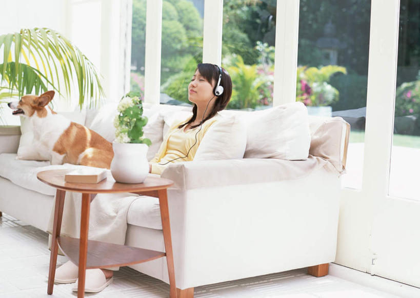 东方人,一个人,客厅,坐,闭眼,笑,微笑,横图,室内,白天,侧面,快乐,满意,幸福,植物,窗户,靠垫,沙发,桌子,宠物,狗,餐具,亚洲,仅一个年轻女性,仅一个女性,仅一个人,服装,木制,碟子,盘,靠枕,音响,音乐,听,柯基犬,威尔士柯基犬,茶几,休闲装,黄种人,娱乐,玻璃窗,树,树木,一只,衣服,绿色,自然,动物,盘子,耳机,木制品,垫子,碟,枕头,享受,休闲,休闲服,放松,可爱,服饰,生长,牧羊犬,成长,起居室,舒适,享乐,布艺沙发,忠诚,卡迪根威尔士柯基犬,客堂,年轻女性,女人,女性,亚洲人,犬,闭眼睛,闭着眼,闭着眼睛,坐着,半身,彩图