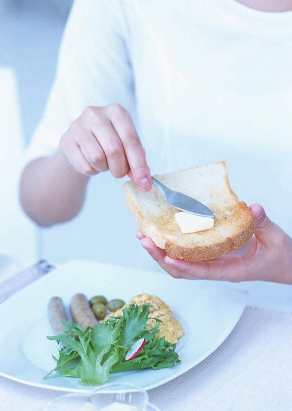 点心,面包,奶酪,东方人,手,一个人,竖图,俯视,室内,特写,白天,餐桌,桌子,蔬菜,餐具,椅子,亚洲,双手,仅一个年轻女性,仅一个女性,仅一个人,握,阴影,朦胧,模糊,新鲜,反射,叉子,刀叉,刀子,碟子,盘,影子,勺子,木椅,生菜,莴苣,蛋,鸡蛋,香肠,干酪,起司,食品,面点,腊肠,芝士,营养,拿,炒鸡蛋,拿着,黄种人,吐司,食物,糕点,盘子,调羹,碟,汤匙,手部,乳酪,握着,有机食品,绿色食品,餐台,法式面包,乳制品,餐刀,发酵,吐司面包,餐叉,草鸡蛋,春菜,鹅仔菜,莴仔菜,千金菜,卵,叶用莴苣,年轻女性,女人,女性,亚洲人,进餐用具,半身,彩图,高角度拍摄,多士,听型面包