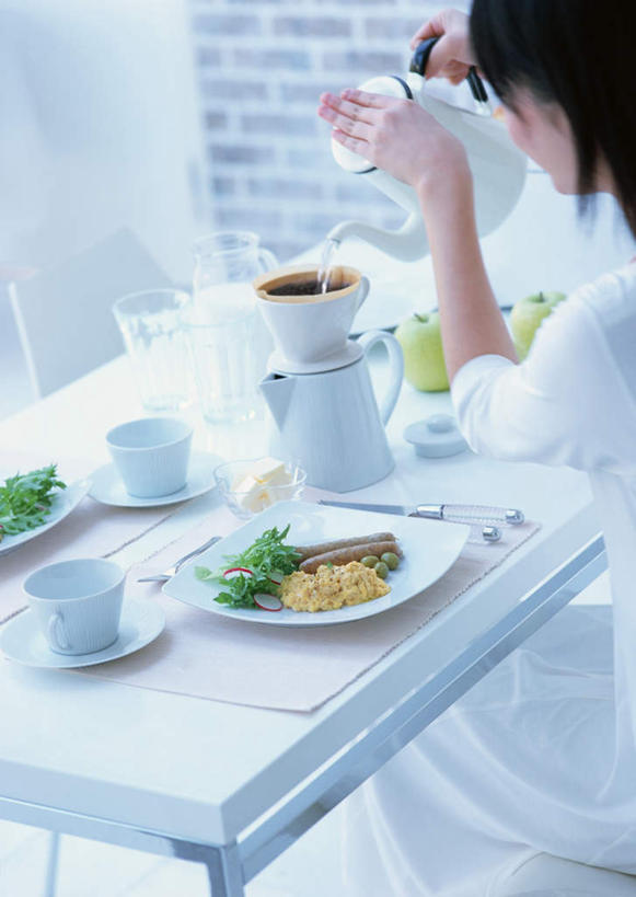 奶酪,咖啡,东方人,一个人,坐,竖图,俯视,室内,白天,幸福,餐桌,桌子,蔬菜,杯子,餐具,椅子,亚洲,仅一个年轻女性,仅一个女性,仅一个人,倒,握,阴影,服装,新鲜,反射,叉子,瓷器,刀叉,刀子,壶,影子,木椅,生菜,莴苣,蛋,鸡蛋,香肠,干酪,起司,食品,咖啡杯,咖啡壶,陶瓷制品,腊肠,芝士,营养,拿,炒鸡蛋,拿着,休闲装,黄种人,娱乐,食物,饮料,衣服,容器,享受,休闲,温馨,休闲服,乳酪,放松,乐趣,握着,服饰,有机食品,绿色食品,餐台,提神,乳制品,舒适,餐刀,瓷杯,醒脑,发酵,餐叉,草鸡蛋,软饮料,春菜,鹅仔菜,莴仔菜,千金菜,卵,叶用莴苣,年轻女性,女人,女性,亚洲人,进餐用具,坐着,半身,彩图,高角度拍摄