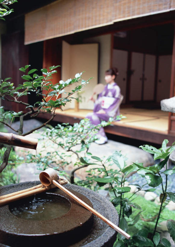 无人,家,竖图,室外,白天,正面,森林,树林,植物,门,拉门,日本文化,装饰,盛开,房屋,庭院,屋子,院子,茶道,塌塌米,榻榻米,花蕾,文化,移门,楼房,住宅,花,花瓣,花朵,鲜花,树,树木,绿色,自然,帘子,花苞,花蕊,生长,成长,道具,园林,华丽,修饰,门帘,茶艺,环境,点缀,东亚文化,礼法,修行,衬托,美观,雅致,雅观,障子,纸门,拉窗,纸拉窗,纸拉门,叠席,彩图,房子,茶庭,露地,蹲踞,茶文化