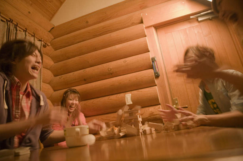 东方人,四个人,伙伴,朋友,家,木屋,坐,笑,鼓掌,微笑,露齿笑,横图,室内,白天,仰视,爱情,游戏,友谊,智慧,窗帘,桌面,桌子,玩具,亚洲,阴影,服装,朦胧,模糊,装饰,反射,木制,影子,浪漫,玩,注视,休闲装,黄种人,娱乐,住宅,衣服,帘子,木制品,观察,看,张嘴,休闲,温暖,温馨,休闲服,遮阳,积木,恩爱,益智,恋人,服饰,叠叠高,观看,活动,华丽,修饰,点缀,和睦,察看,思维,发泄,关注,消遣,智力,想象,张大嘴巴,抽积木,宣泄,衬托,美观,雅致,雅观,倒塌,叠叠乐,叠叠木,友情,男人,男性,年轻男性,年轻女性,女人,女性,亚洲人,情侣,张开嘴,拍手,玩耍,嬉戏,坐着,半身,彩图,低角度拍摄,茅舍,茅屋,棚屋,小木屋,小屋,伴侣,融洽