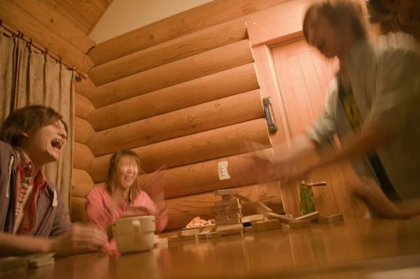 东方人,四个人,伙伴,朋友,家,木屋,站,坐,笑,鼓掌,微笑,露齿笑,横图,室内,白天,仰视,爱情,游戏,友谊,智慧,窗帘,桌面,桌子,玩具,亚洲,阴影,服装,朦胧,模糊,装饰,反射,木制,影子,浪漫,玩,注视,休闲装,黄种人,娱乐,住宅,衣服,帘子,木制品,观察,看,站着,张嘴,休闲,温暖,温馨,休闲服,遮阳,积木,恩爱,益智,恋人,服饰,叠叠高,观看,活动,华丽,修饰,点缀,和睦,察看,思维,发泄,关注,消遣,智力,想象,张大嘴巴,抽积木,宣泄,衬托,美观,雅致,雅观,倒塌,叠叠乐,叠叠木,友情,男人,男性,年轻男性,年轻女性,女人,女性,亚洲人,情侣,张开嘴,拍手,玩耍,嬉戏,站立,坐着,半身,彩图,低角度拍摄,茅舍,茅屋,棚屋,小木屋,小屋,伴侣,融洽