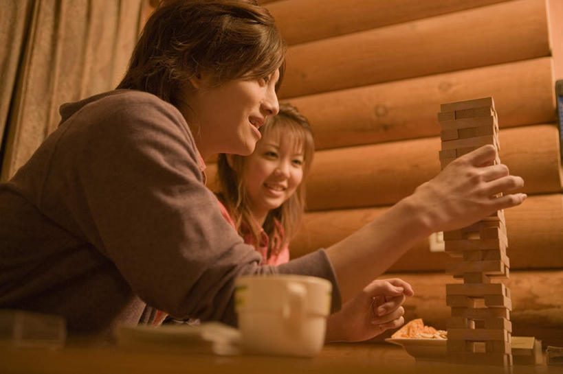 东方人,两个人,家,木屋,坐,笑,微笑,露齿笑,横图,室内,白天,侧面,爱情,游戏,智慧,桌子,杯子,玩具,亚洲,握,服装,瓷器,咖啡杯,陶瓷制品,浪漫,玩,注视,休闲装,黄种人,娱乐,住宅,衣服,观察,看,休闲,温暖,温馨,休闲服,积木,恩爱,益智,握着,恋人,服饰,叠叠高,观看,活动,和睦,察看,思维,发泄,关注,消遣,智力,瓷杯,想象,抽积木,宣泄,叠叠乐,叠叠木,男人,男性,年轻男性,年轻女性,女人,女性,亚洲人,情侣,玩耍,嬉戏,坐着,半身,彩图,茅舍,茅屋,棚屋,小木屋,小屋,伴侣,融洽