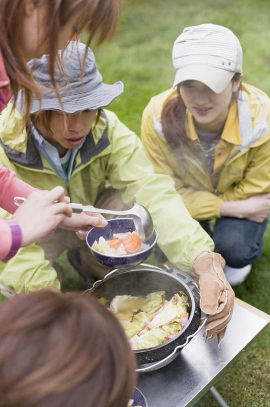 东方人,四个人,伙伴,朋友,蹲,竖图,俯视,室外,白天,爱情,聚会,烹饪,友谊,草地,草坪,植物,餐桌,桌子,蔬菜,厨具,帽子,亚洲,一堆,许多,握,阴影,堆叠,堆积,服装,新鲜,光线,炖锅,锅子,影子,勺子,陶瓷,食品,野餐,陶瓷制品,浪漫,注视,休闲装,黄种人,运动帽,锅,草,食物,衣服,绿色,阳光,调羹,汤匙,打开,低头,观察,看,休闲,温暖,温馨,休闲服,鸭舌帽,恩爱,握着,恋人,服饰,有机食品,绿色食品,餐台,锅具,观看,堆,和睦,察看,开启,关注,露营,野营,烹饪用具,宿营,野炊,垂头,友情,男人,男性,年轻男性,年轻女性,女人,女性,亚洲人,情侣,烹调用具,蹲着,烹调,半身,彩图,高角度拍摄,伴侣,融洽