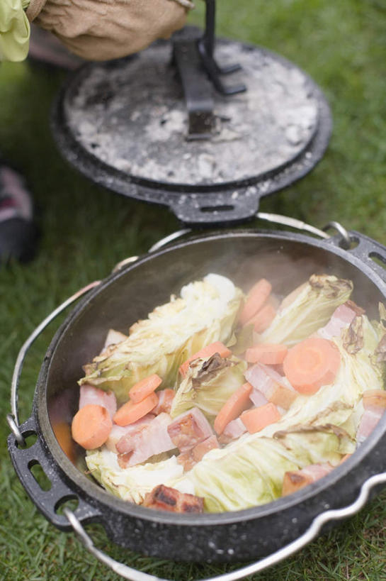 东方人,一个人,蹲,竖图,俯视,室外,特写,白天,聚会,烹饪,草地,草坪,植物,雾,萝卜,胡萝卜,蔬菜,椰菜,卷心菜,厨具,亚洲,仅一个男性,仅一个人,一堆,许多,阴影,堆叠,堆积,沸腾,服装,新鲜,光线,蒸汽,炖锅,锅子,影子,陶瓷,食品,野餐,陶瓷制品,水蒸气,休闲装,黄种人,锅,草,食物,仅一个年轻男性,衣服,绿色,阳光,休闲,休闲服,甘蓝,服饰,有机食品,绿色食品,锅具,堆,露营,野营,烹饪用具,宿营,蒸发,野炊,甘蓝菜,男人,男性,年轻男性,亚洲人,烹调用具,结球甘蓝,红萝卜,甘荀,甘兰,包心菜,蹲着,烹调,半身,彩图,高角度拍摄