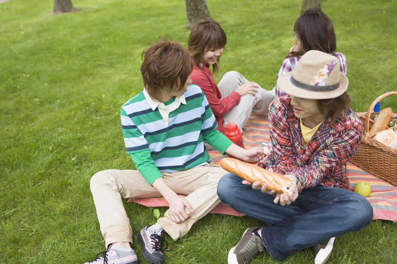 点心,面包,东方人,四个人,伙伴,朋友,坐,捧,笑,盘腿,微笑,露齿笑,横图,俯视,室外,白天,爱情,聚会,友谊,草地,草坪,植物,帽子,亚洲,握,阴影,服装,光线,草帽,篮子,影子,坐垫,食品,野餐,面点,树桩,浪漫,法国面包,扭头,注视,休闲装,黄种人,草,树,树干,树木,食物,糕点,衣服,绿色,阳光,自然,观察,看,转头,休闲,温暖,温馨,休闲服,木桩,恩爱,握着,恋人,服饰,生长,成长,观看,法棍,和睦,察看,长棍面包,关注,法式长棍面包,野餐垫,野餐地毯,多功能毯,食物篮,野炊,友情,男人,男性,年轻男性,年轻女性,女人,女性,亚洲人,情侣,端,端着,盘腿而坐,盘膝,盘着腿的,盘着腿坐,捧着,手捧,双腿交叉,坐着,半身,彩图,高角度拍摄,伴侣,融洽,野餐篮