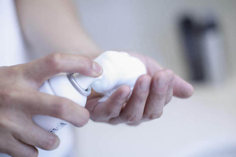 东方人,手,一个人,站,捧,横图,室内,特写,白天,正面,化妆,美容,金属制品,亚洲,双手,仅一个男性,仅一个人,护肤,握,服装,朦胧,模糊,美白,金属,背心,罐子,拿,拿着,黄种人,仅一个年轻男性,衣服,瓶子,清洁,站着,保养,享受,休闲,手部,放松,去角质,握着,保健,服饰,洁面乳,保湿,滋润,衣着,护肤品,洗面奶,穿着,去死皮,护肤用品,舒缓,养颜,去污,控油,紧肤,嫩肤,祛痘,去痘,祛角质,抗衰,再生,增白,补水,祛斑,抗皱,防皱,除皱,去皱,衣饰,男人,男性,年轻男性,亚洲人,端,端着,捧着,手捧,站立,半身,彩图