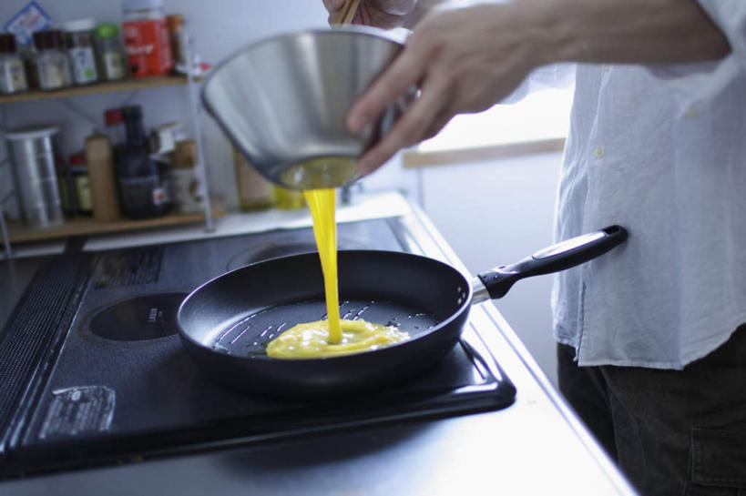 东方人,一个人,站,横图,俯视,室内,白天,烹饪,厨房,筷子,餐具,厨具,亚洲,仅一个男性,仅一个人,一双,握,服装,朦胧,模糊,锅子,砂锅,陶瓷,蛋,鸡蛋,陶瓷制品,拿,拿着,休闲装,黄种人,文化,传统,锅,仅一个年轻男性,衣服,站着,休闲,休闲服,握着,服饰,锅具,礼节,电磁炉,礼仪,烹饪用具,卵,男人,男性,年轻男性,亚洲人,进餐用具,烹调用具,烹调,站立,半身,彩图,高角度拍摄,灶间,电磁灶,火锅炉