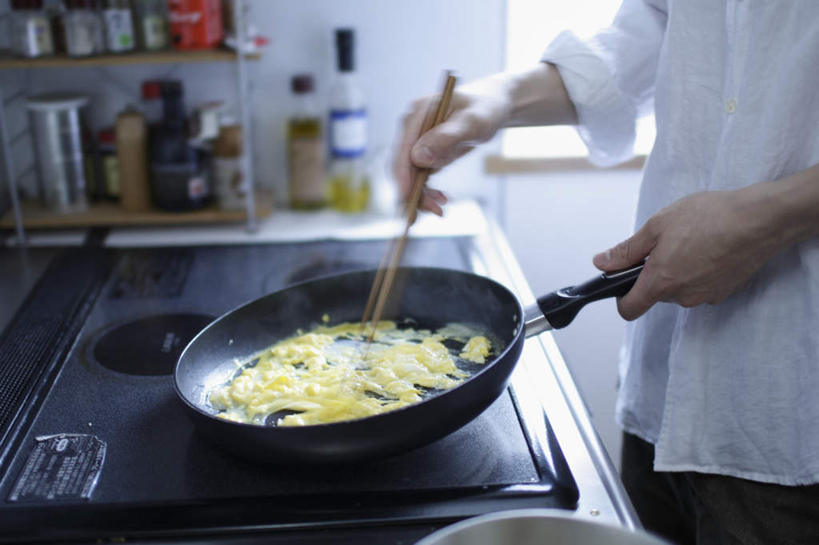 东方人,一个人,站,横图,俯视,室内,白天,烹饪,厨房,筷子,餐具,厨具,亚洲,仅一个男性,仅一个人,一双,握,服装,朦胧,模糊,锅子,砂锅,陶瓷,蛋,鸡蛋,陶瓷制品,拿,拿着,休闲装,黄种人,文化,传统,锅,仅一个年轻男性,衣服,搅拌,站着,休闲,休闲服,握着,服饰,锅具,礼节,电磁炉,礼仪,烹饪用具,卵,男人,男性,年轻男性,亚洲人,进餐用具,烹调用具,烹调,站立,半身,彩图,高角度拍摄,灶间,电磁灶,火锅炉