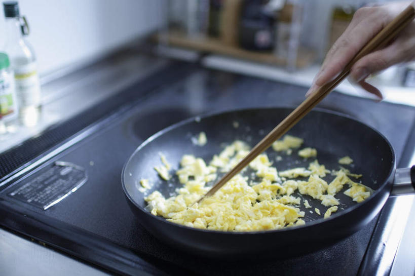 东方人,手,一个人,横图,室内,特写,白天,正面,烹饪,厨房,筷子,餐具,厨具,金属制品,亚洲,仅一个男性,仅一个人,一双,握,朦胧,模糊,金属,锅子,蛋,鸡蛋,蛋卷,拿,拿着,黄种人,文化,传统,锅,仅一个年轻男性,搅拌,手部,握着,煎锅,锅具,单手,礼节,电磁炉,礼仪,烹饪用具,卵,男人,男性,年轻男性,亚洲人,进餐用具,烹调用具,烹调,半身,彩图,灶间,电磁灶,火锅炉