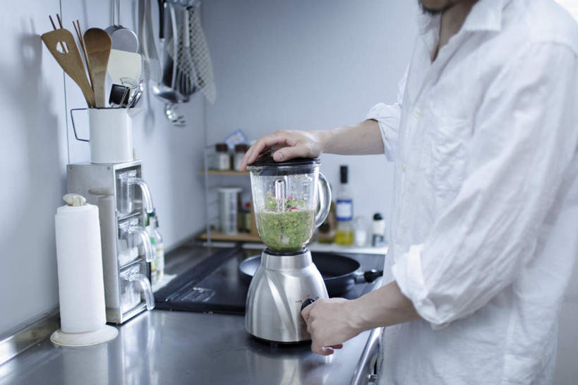 东方人,一个人,站,横图,室内,白天,侧面,烹饪,厨房,桌面,桌子,厨具,亚洲,仅一个男性,仅一个人,握,服装,电器,工具,收纳盒,饮品,锅铲,休闲装,黄种人,设备,蔬菜汁,榨汁机,盒子,饮料,仅一个年轻男性,衣服,容器,搅拌,站着,休闲,休闲服,搭,握着,服饰,储藏,研磨,切割,家电,家用电器,储存,搭着,可口,榨汁,烹饪用具,适口,男人,男性,年轻男性,亚洲人,烹调用具,烹调,站立,半身,彩图,灶间,厨房料理台,古董盒,贮存,料理台