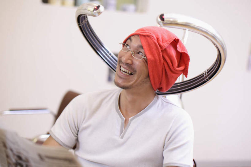 东方人,一个人,商店,坐,笑,微笑,露齿笑,横图,室内,白天,正面,阅读,机器,报纸,亚洲,仅一个男性,仅一个人,握,学习,服装,纺织物,工具,墙,拿,拿着,注视,休闲装,黄种人,商铺,墙壁,墙面,仅一个年轻男性,衣服,白色,毛巾,观察,看,清洁,休闲,休闲服,浏览,握着,服饰,观看,理发店,保暖,发廊,察看,关注,美发店,蒸汽机,透气,美容店,防水,美发工具,市肆,商号,喷雾机,储水,耐磨,吸水,加速器,男人,男性,年轻男性,亚洲人,抬头,仰头,坐着,半身,彩图,店铺,焗油机