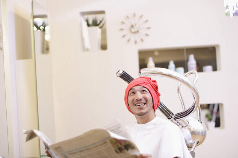 东方人,一个人,商店,坐,笑,微笑,露齿笑,横图,室内,白天,正面,阅读,机器,报纸,亚洲,仅一个男性,仅一个人,握,学习,服装,纺织物,工具,墙,拿,拿着,注视,休闲装,黄种人,商铺,墙壁,墙面,仅一个年轻男性,衣服,白色,毛巾,观察,看,清洁,休闲,休闲服,浏览,握着,服饰,观看,理发店,保暖,发廊,察看,关注,美发店,蒸汽机,透气,美容店,防水,美发工具,市肆,商号,喷雾机,储水,耐磨,吸水,加速器,男人,男性,年轻男性,亚洲人,抬头,仰头,坐着,半身,彩图,店铺,焗油机