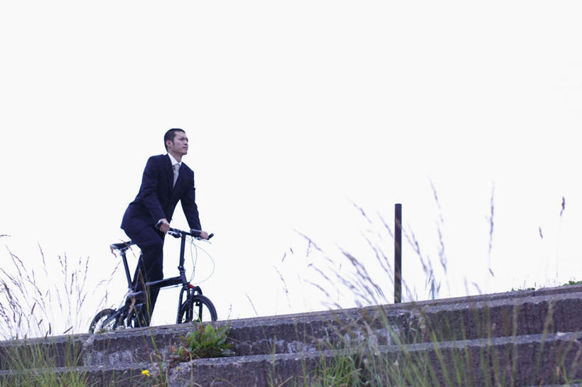 东方人,一个人,商务人士,商务男性,坐,横图,室外,白天,仰视,衬衫,爱情,楼梯,自行车,亚洲,仅一个男性,仅一个人,握,套装,朦胧,模糊,盛开,电力,电线,电线杆,线,阶梯,电能,浪漫,线路,花蕾,注视,黄种人,台阶,车,脚踏车,花,花瓣,花朵,鲜花,仅一个年轻男性,交通工具,香草,花苞,花蕊,薰衣草,观察,看,骑车,握着,观看,电,电源,察看,关注,载具,商务装,能量,呼吸,工薪阶层,灵香草,黄香草,奇迹,男人,男性,年轻男性,亚洲人,白领,上班族,坐着,彩图,低角度拍摄,全身,衬衣