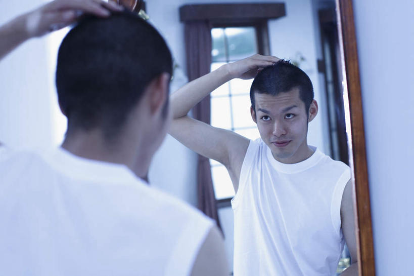 东方人,一个人,站,笑,摸,微笑,横图,室内,白天,美发,窗户,镜子,卫生间,浴室,亚洲,仅一个男性,仅一个人,抚摸,阴影,服装,反射,影子,墙,注视,休闲装,黄种人,玻璃窗,墙壁,墙面,仅一个年轻男性,背面,衣服,白色,观察,看,站着,享受,休闲,休闲服,放松,服饰,观看,镜像,察看,镜面,关注,塑形,发胶,男人,男性,年轻男性,亚洲人,淋浴房,触摸,接触,站立,半身,彩图,冲凉房,沐浴间,沐浴室,喷发定形剂