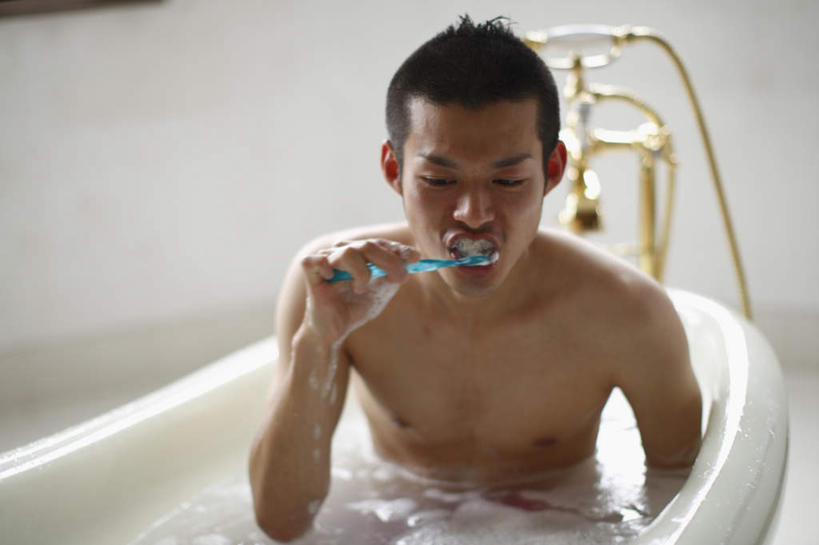 东方人,一个人,坐,横图,室内,白天,正面,洗澡,卫生间,浴室,亚洲,仅一个男性,仅一个人,握,水龙头,牙膏,牙刷,拿,拿着,注视,黄种人,干净,刷牙,裸露,开关,仅一个年轻男性,浴缸,日用品,打开,观察,看,清洁,享受,健康,放松,握着,保健,洗漱用品,观看,阀门,察看,卫生,开启,关注,裸,卫浴设备,泡汤,水咀,水管装置,男人,男性,年轻男性,亚洲人,淋浴房,坐着,半身,彩图,沐浴,冲凉房,沐浴间,沐浴室