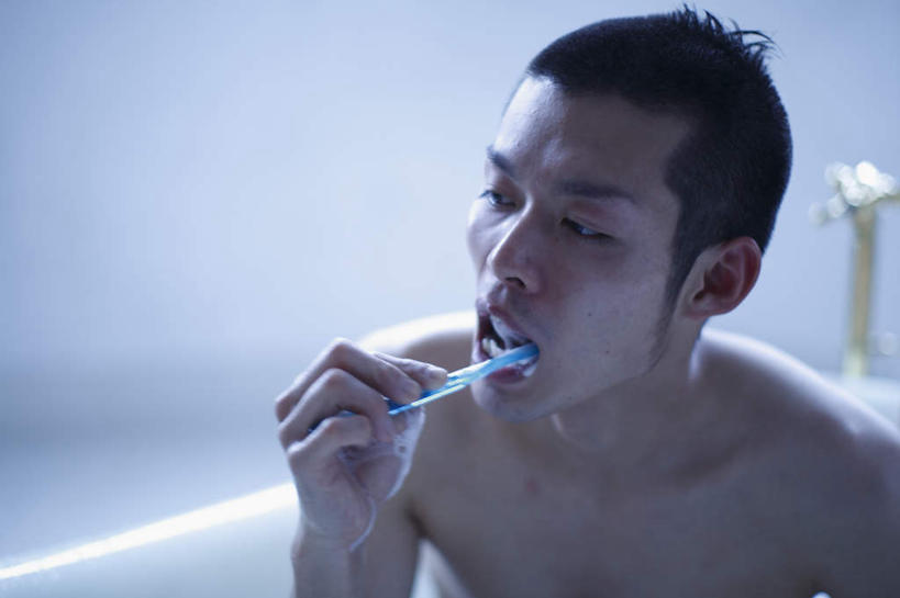 东方人,一个人,坐,横图,室内,白天,正面,洗澡,卫生间,浴室,亚洲,仅一个男性,仅一个人,握,水龙头,牙膏,牙刷,拿,拿着,注视,黄种人,干净,刷牙,裸露,开关,仅一个年轻男性,浴缸,日用品,打开,观察,看,清洁,享受,健康,放松,握着,保健,洗漱用品,观看,阀门,察看,卫生,开启,关注,裸,卫浴设备,泡汤,水咀,水管装置,男人,男性,年轻男性,亚洲人,淋浴房,坐着,半身,彩图,沐浴,冲凉房,沐浴间,沐浴室