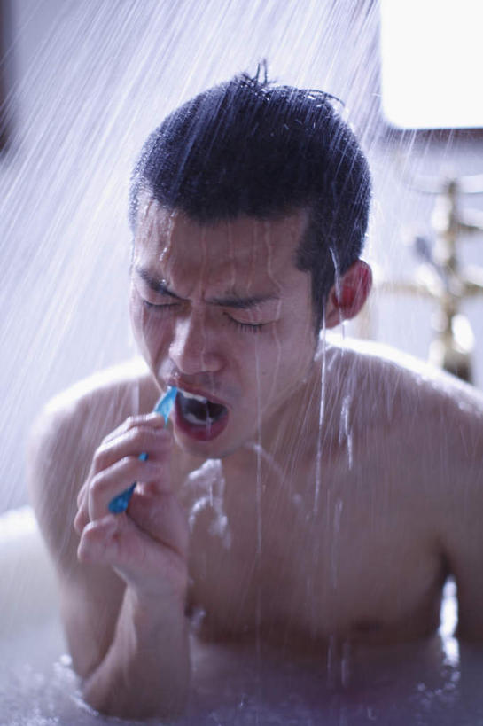 东方人,一个人,坐,闭眼,竖图,室内,白天,正面,洗澡,卫生间,浴室,亚洲,仅一个男性,仅一个人,握,水龙头,牙膏,牙刷,拿,拿着,黄种人,干净,刷牙,裸露,开关,仅一个年轻男性,浴缸,日用品,打开,清洁,享受,健康,放松,握着,保健,洗漱用品,阀门,卫生,开启,裸,卫浴设备,泡汤,水咀,水管装置,男人,男性,年轻男性,亚洲人,淋浴房,闭眼睛,闭着眼,闭着眼睛,坐着,半身,彩图,沐浴,冲凉房,沐浴间,沐浴室