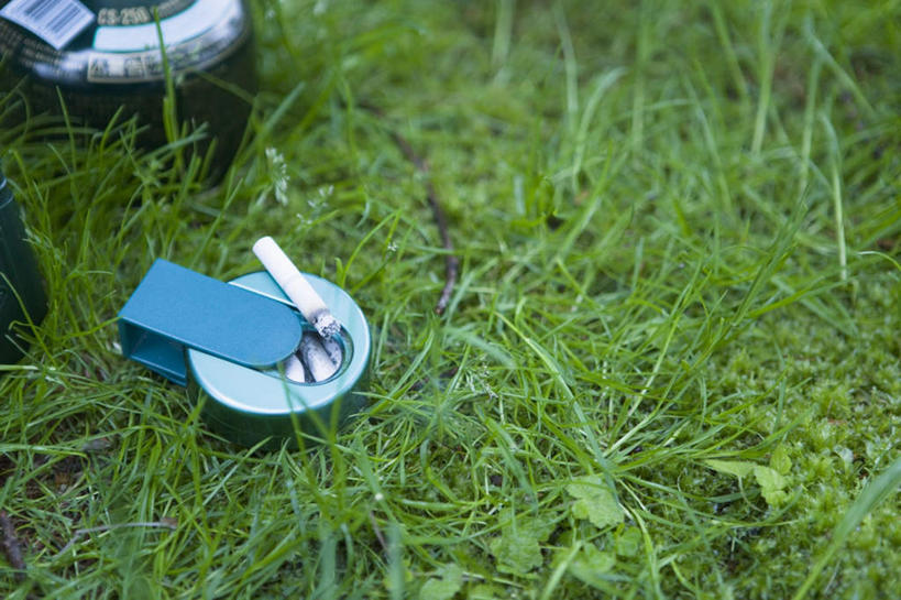 无人,横图,俯视,室外,特写,白天,草地,草坪,植物,香烟,金属制品,金属,草,绿色,烟,烟灰缸,烟碟,烟盅,卷烟,烟草,纸烟,烟缸,彩图,高角度拍摄